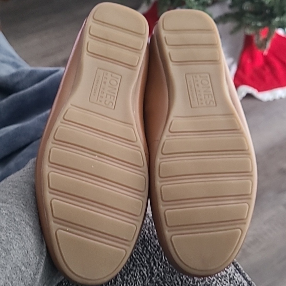 EUC Jones New York Signature Jamie Gold Logo Loafers Saddle Tan Sz 7M - Picture 8 of 8
